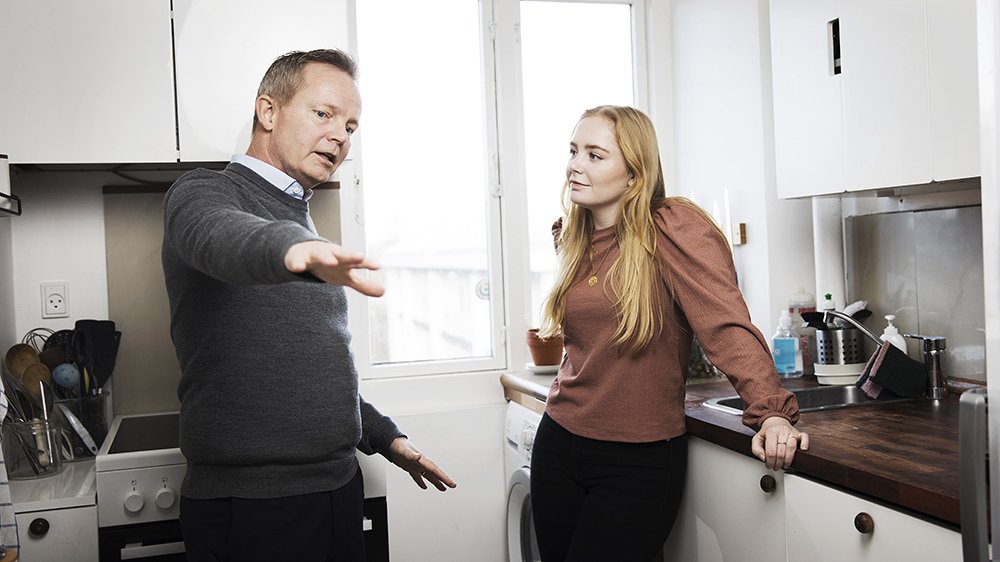 Lars Kristian Olsen og hans datter i køkkenet