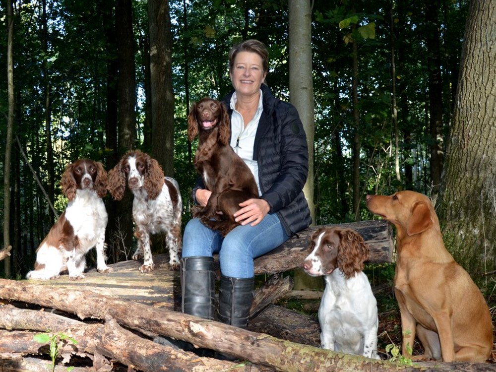 Irene Jarnved med sine hunde i skoven