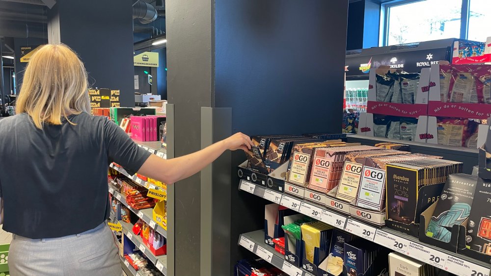 Ida hapser en plade chokolade på vej til kassen
