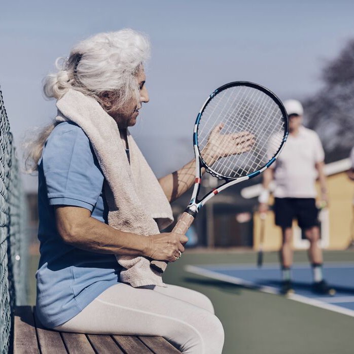Ældre dame til tennis