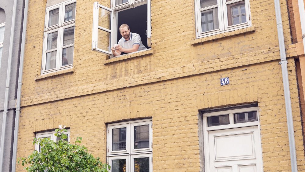 Illustrativt billede af et gult byhus