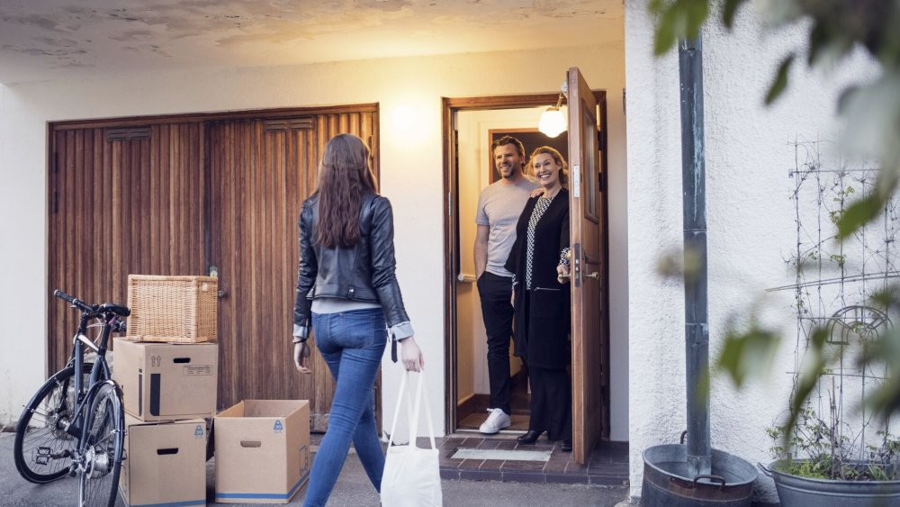 Forældre ser børn flytte