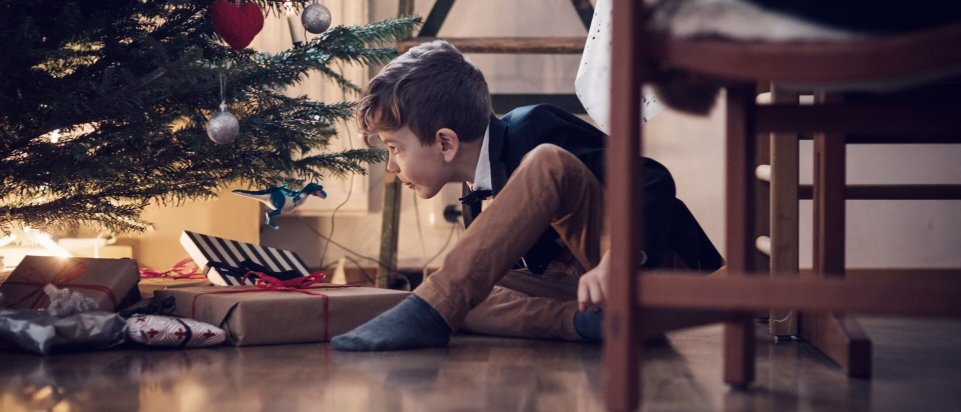 Dreng kigger under juletræet