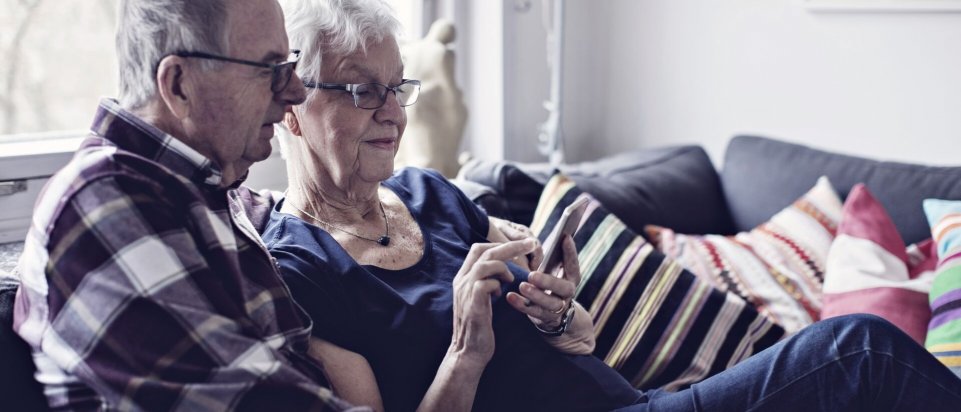 Ældre par kigger på mobil
