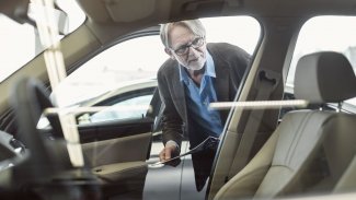 Ældre mand tjekker interiør af bil