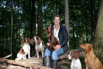 Dyreadfærdsekspert med sine hunde i skoven