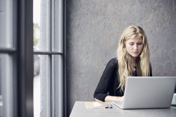 Ung kvinde foran computer