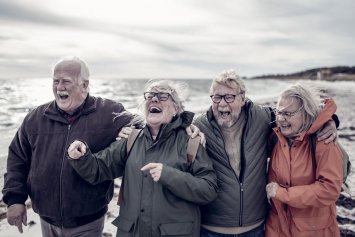 Seniorer på strand