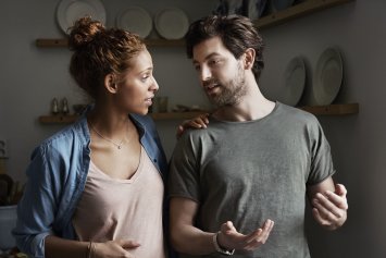 Gravid kvinde taler med sin mand