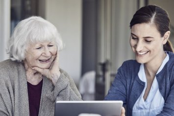 Kvinde hjælper ældre dame