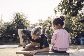Mor og datter arbejder udenfor