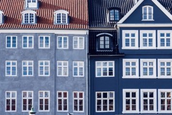Illustrativt billede er nogle blå byhuse