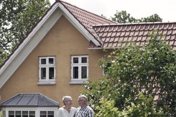 Illustrativt billede af et gult hus med røde teglsten