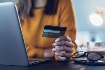 Kvinde der shopper online