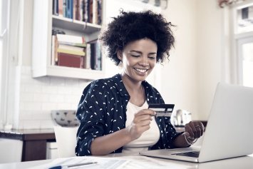 Kvinde køber varer online.
