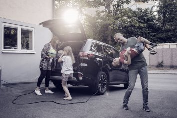Familie med bil