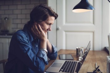 Kvinde kigger på sin computer