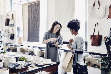 Kvinde køber varer i butik