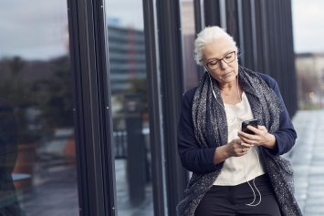 Ældre kvinder tjekker sin telefon