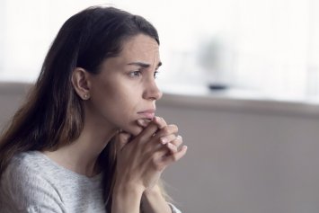 Ung kvinde ser bekymret ud