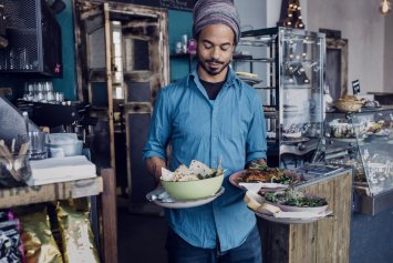 Mandlig tjener på cafe