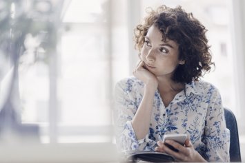 Bekymret mor på telefonen