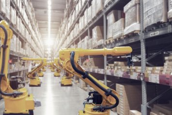 Billede af robotter, der står på et lager