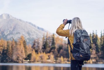 Kvindelig hiker kigger i kikkert
