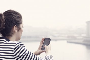 Kvinde kigger på sin telefon