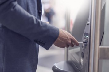 Mand der bruger en ATM
