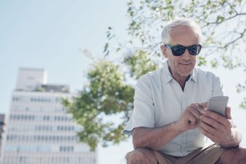 Mand kigger på telefon