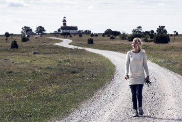 Dame der går på en sti