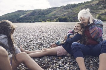 Familie er glade på stranden