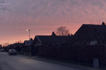 Illustrativt billede af et villakvarter i solnedgangen