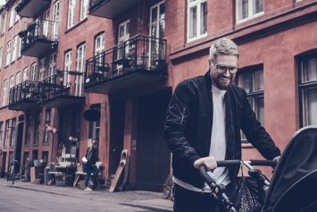Mand skubber barnevogn