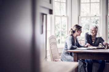 Mor og datter ser på farvekort