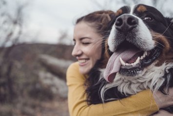 Ung kvinde med stor hund