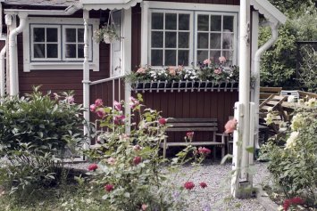 Illustrativt billede af et lille rødt sommerhus