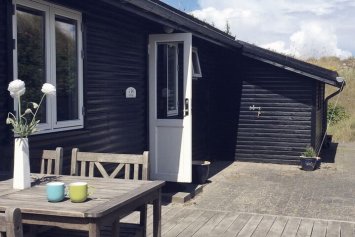 Illustrativt billede af et sort dansk sommerhus