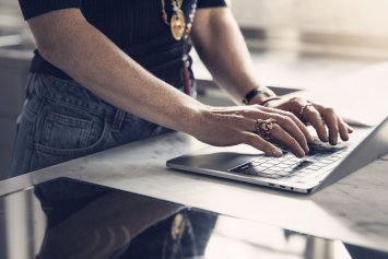 Kvinde der skriver på hendes computer