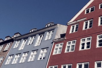 Illustrativt billed af nogle rækkehuse i byen