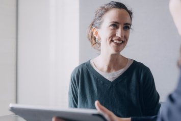 Kvinde holder møde i banken